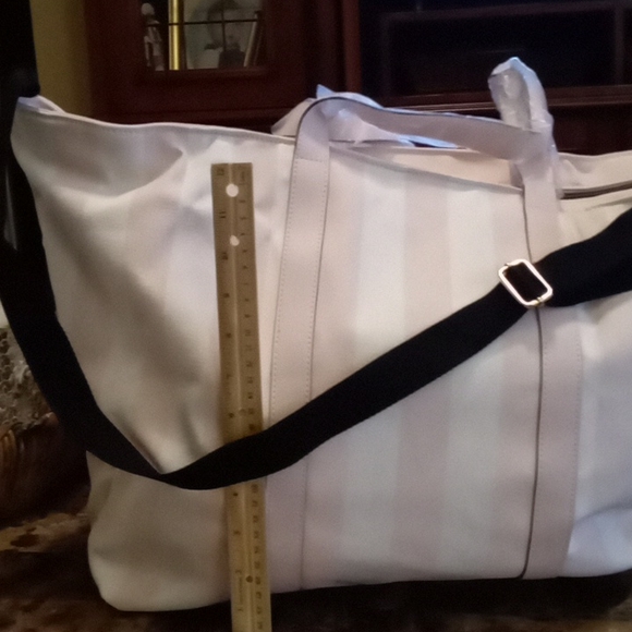 ( LAST ONE) Victoria Secret Large Travel Bag.. - Picture 8 of 15